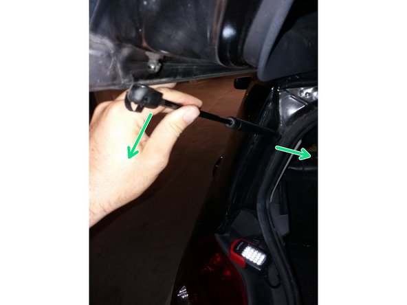 Voici les deux rotules qui maintiennent le vérin.