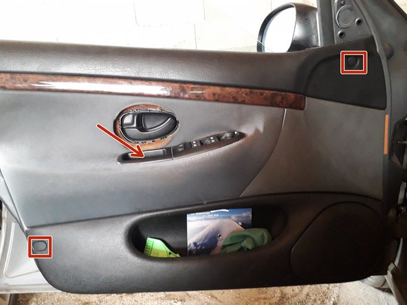 Retirer les 3 obturateurs (cache vis)