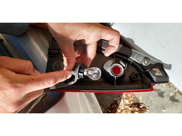 appuyer légerement l'ampoule au fond de son support tout en la vissant de 45° pour qu'elle se bloque dans son logement.