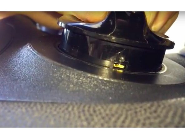 Insérer le petit tournevis à fente et l'enfoncer à fond dans le trou situé sous le bouton de commande en tirant sur celui-ci.