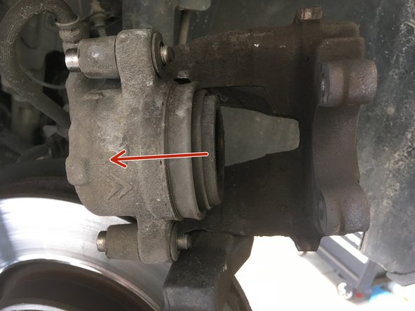 Repousser le piston à l'aide d'une pince multiprise