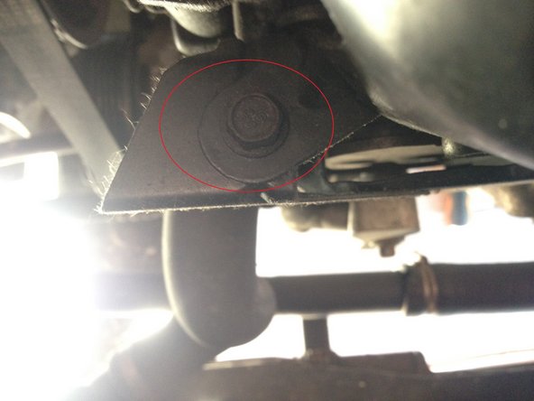 Dévisser les 2 boulons torx et le boulon de 10 pour pouvoir le sortir