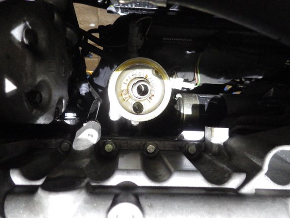 Une fois le filtre débloqué, desserrer le filtre à la main.