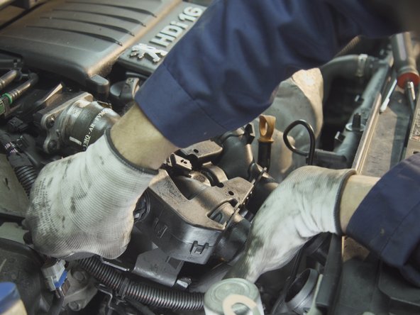 Tirer sur le boitier papillon tout en retirant les durites