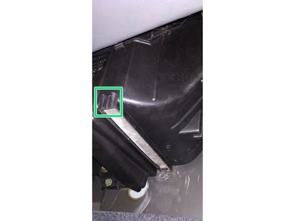 pousser le filtre jusqu'en haut, au fond de son emplacement