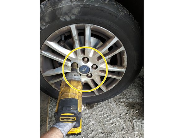 mettre la roue en place et serrer très fort à la main les 5 goujons, clé de 19mm