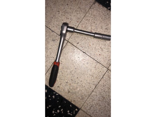 J'utilise pour le désserage un cliquet 1/2, une rallonge et une douille LONGUE de 16 mm