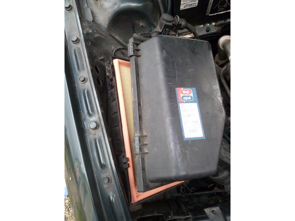 Une fois en place refermez la boite à air