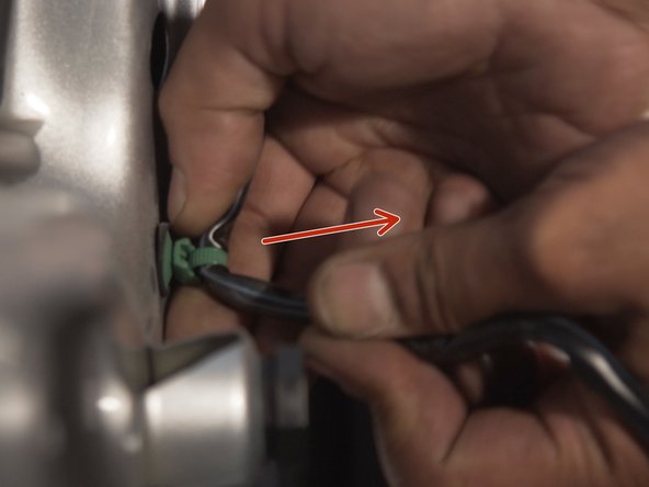 Tirer sur le guide du connecteur pour le libérer