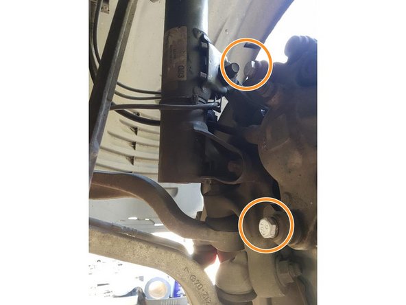 Placer les nouvelles vis fournies et resserrer les à l'aide de la douille de 13mm