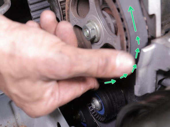 Passer la courroie au dessus du galet enrouleur pour l’amener sur la poulie d'arbre à cames d'admission puis vers la poulie d'arbre à cames d'échappement