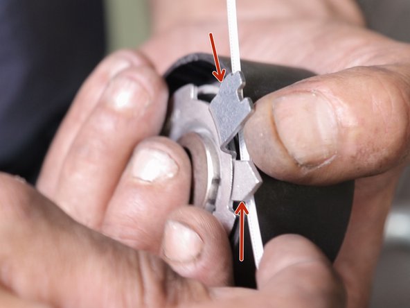 Afin de faciliter la fin de pose de la courroie de distribution, utiliser un collier rilsan pour maintenir l'indicateur sur l'index de tension du galet tendeur