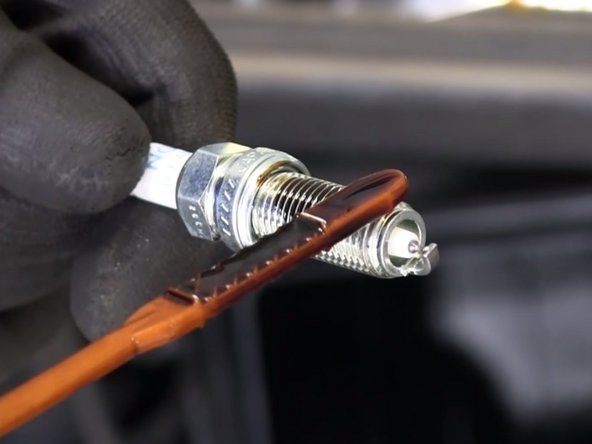 Avec votre jauge d'huile , déposer de l'huile sur le pas de vis de la bougie