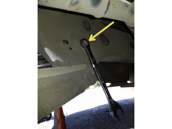 Avec une clé à œil de 18mm bloquez la vis intérieure.