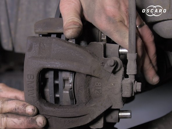 Placer l'étrier sur le disque