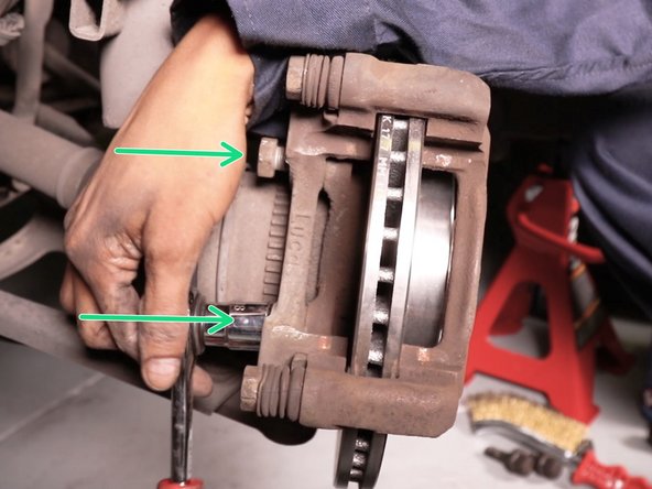 A l'aide du cliquet et de la douille de 18 serrer les vis du support d’étrier