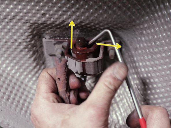 Retirer le silentbloc retenant le silencieux en tirant dessus avec un crochet