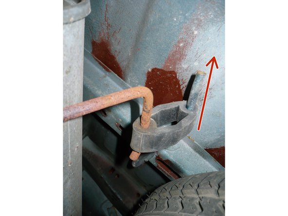 Enlever les silent blocs des 2 supports, ils sont facilement visible à l'arrière de la voiture, et déposer le silencieux.