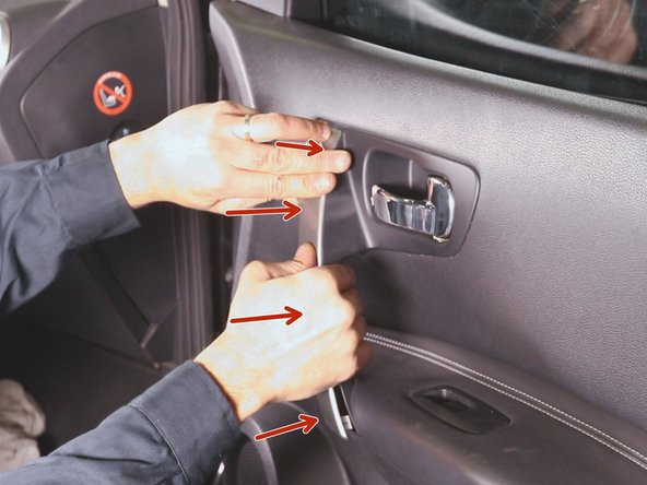 Repositionner toutes les attaches de la garniture sur la poignée de la porte intérieure