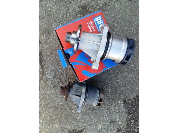 Comparer la nouvelle pompe à eau. Vérifier la présence du joint torique sur le corps de la nouvelle pompe a eau.