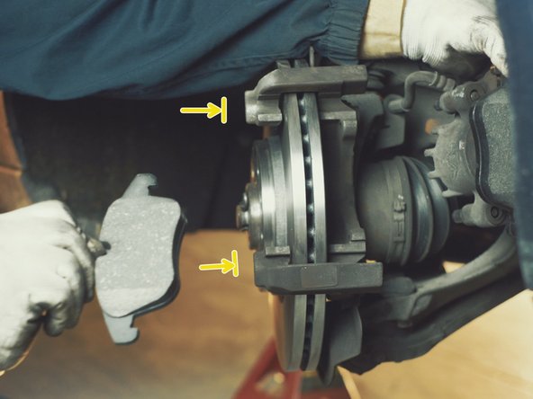 Replacer la seconde plaquette sur la chape de l'étrier