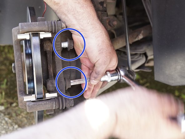 Resserrez les deux vis à l'aide d'une clé Torx de 55