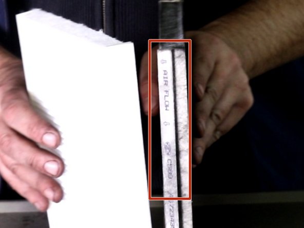 Avant de repositionner le nouveau filtre habitacle , ne pas oublier de vérifier le sens dans lequel le filtre doit être installer,des flèches sur le coté du filtre indiquent le bon sens d'installation