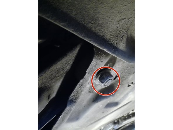 démonter le boulon de 18 et les 3 boulons de 13 ,21 et 18 qui se trouve sous la voiture .quand vous aurez enlevé l'écrou de 21  chasser le boulon avec un chasse goupille avec un marteau