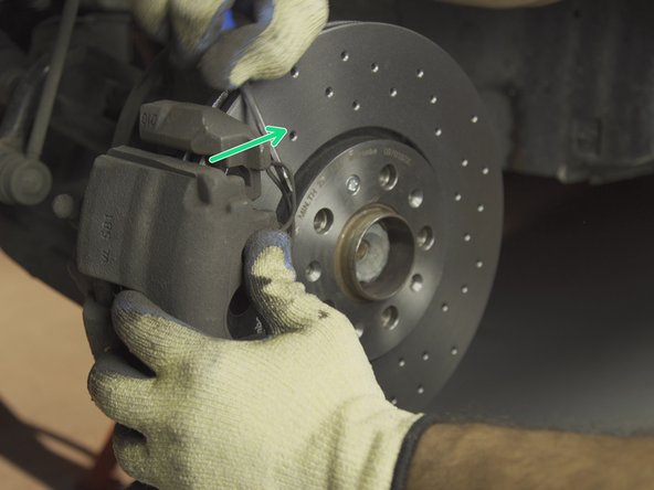 Faire levier avec un tournevis plat pour placer le ressort