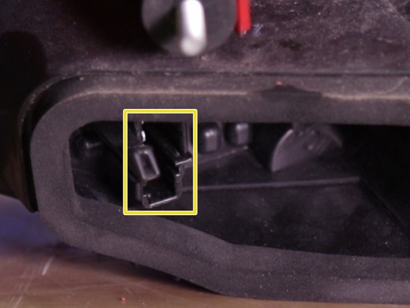 Comparer l'ancien et le nouveau feu arrière (forme,dimensions,prise du connecteur)