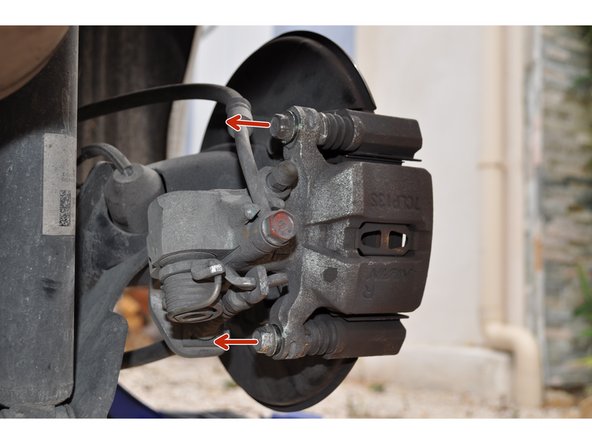 Retirer les deux vis en soutenant l'étrier.