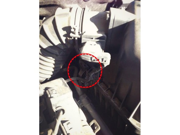 Rappel : Vous avez 4 clips à remettre, 2 sur la partie avant, 1 sur la partie gauche et 1 sur le derrière côté droit de la boîte à air.