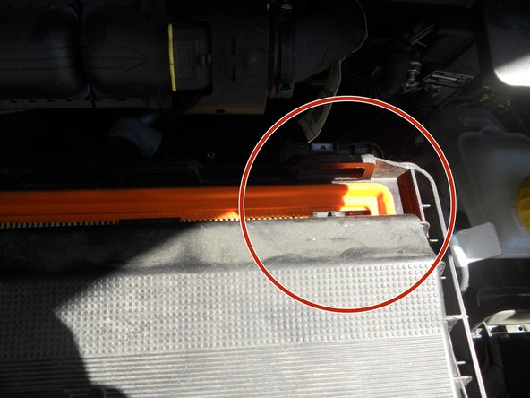 Refermer le boitier du filtre : caler d'abord les 4 emplacements du fond, puis revisser les 4 vis à l'avant