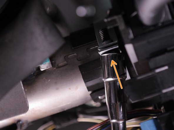 Resserrer le collier du comodo avec une clé à pipe de 10