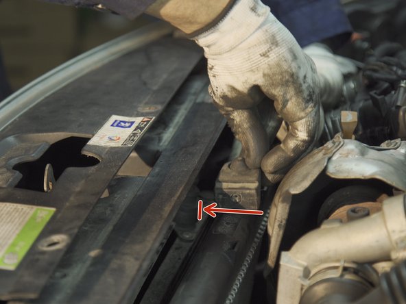 Replacer le support du radiateur d'eau avec sa vis