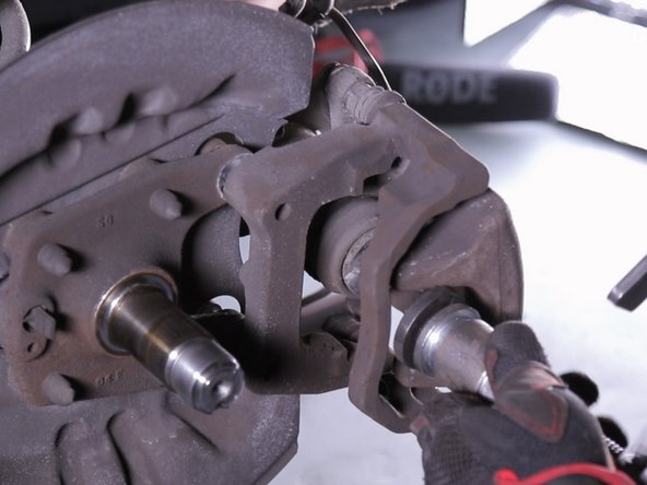 Une fois le piston repoussé retirer la  l’étrier et la chape