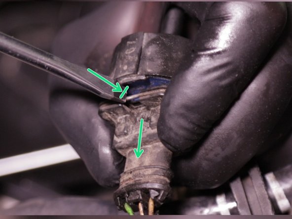 Déclipser le capteur brancher sous le filtre à l'aide d'un tournevis plat