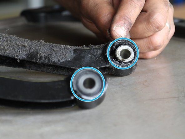 Nettoyer avec un chiffon l'emplacement ou se trouve le support moteur arrière