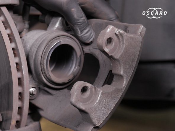 Retirer la seconde plaquette en faisant levier avec un tournevis plat