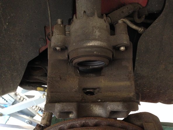 Repousser le piston à l'aide de la pince multiprise