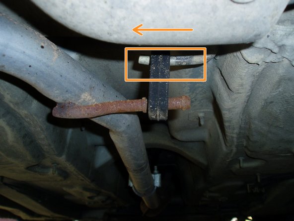 Laisser tomber l'ensemble afin de dégager l'accès du plateau du moyeu et de l'amortisseur arrière gauche.