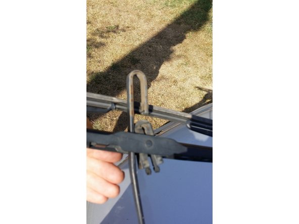 Tout en pinçant les clips, pousser le balai vers le bas