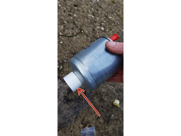 Retirez le capuchon pour avoir accès à la vis de purge d'eau.