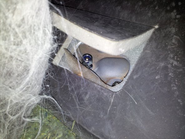 Engager les deux vis de la fixation arrière dans leur emplacement