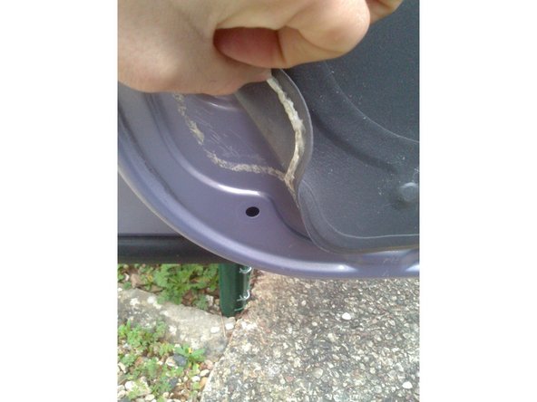 Vous n'allez normalement pas pouvoir retirer le voile tant que la poignée est toujours fixé (sauf s'il s'est déchiré). Voir l'étape suivante...