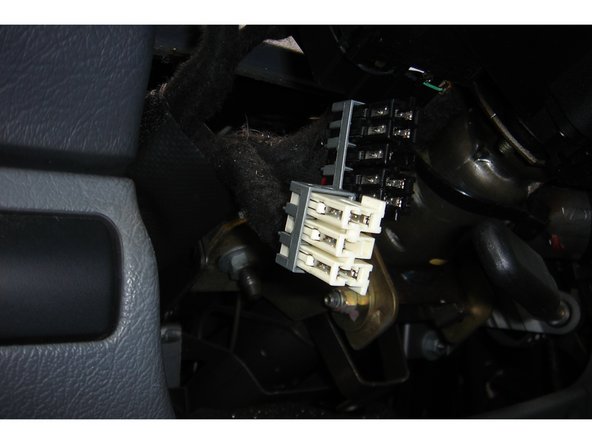 Jusqu'à ce qu'il soit en buté. Le trou de la vis du support doit correspondre à celui du comodo. On peut ensuite revisser la vis avec le tournevis torx T10.