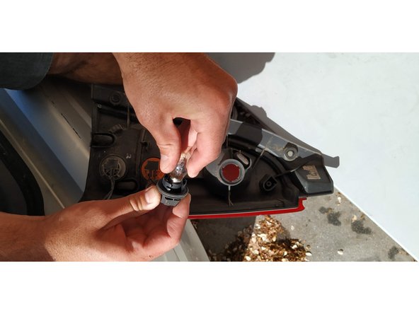 il n'y a plus qu'à remonter l'ampoule neuve dans son support en suivant la procédure inverse.