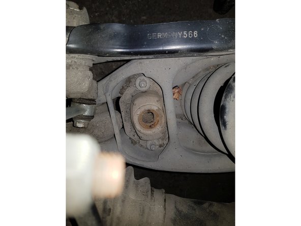 Avec une douille femelle Torx E12 retirez les 2 vis puis la butée.