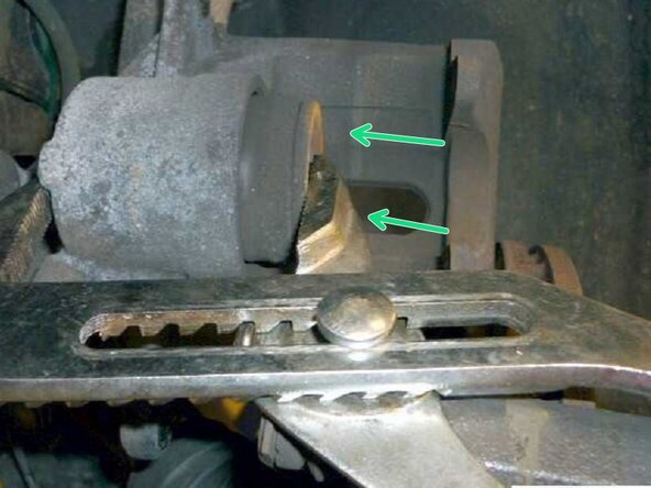 Pousser le piston de l’étrier vers l’intérieur à l'aide d'une pince multiprise de manière à ce que les nouvelles plaquettes passent ( les anciennes sont usées , donc plus fine que les neuves )
