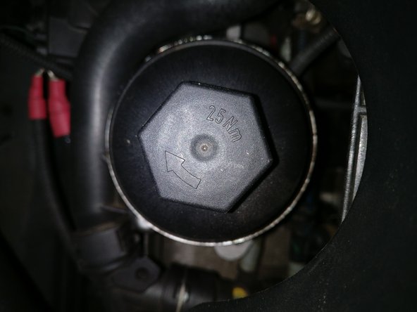 Visser le filtre à huile au couple de 25N.m